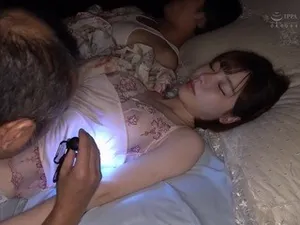 Mẹ kế ép con gái bú buồi anh trai