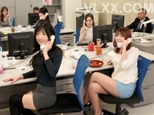 Bà mẹ trẻ gạ xxx bạn của con trai