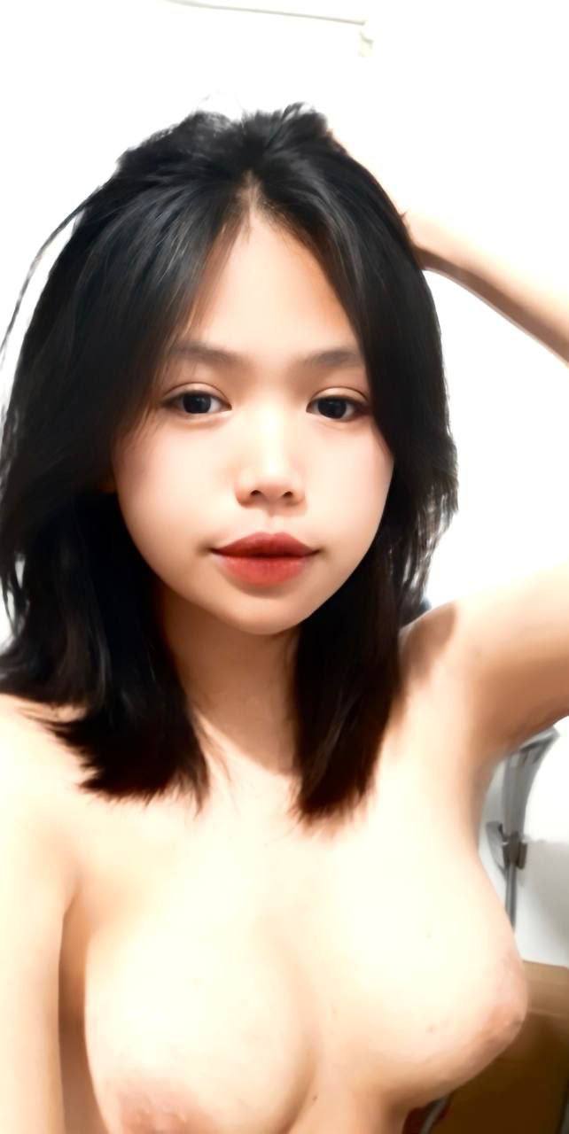 Tiểu yêu nữ Nam Kinh thật là điệu đà, dáng người cao ráo, nàng nhẹ nhàng liếm con cặc to của đại ca, nằm trên người đại ca để đút cho đại ca ăn