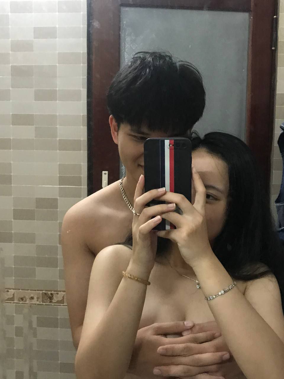 Băng đảng 91C thoát khỏi lưới và vị thần to lớn đã quay trở lại đấu trường. Tài xế già Tanhua ❤️ đã quan hệ với một người mẫu ngực khủng 170CM, mặc tất đen và giày cao gót và quan hệ tình dục trên ghế sofa. Vùng kín đã được cạo sạch vẫn còn mềm mại...